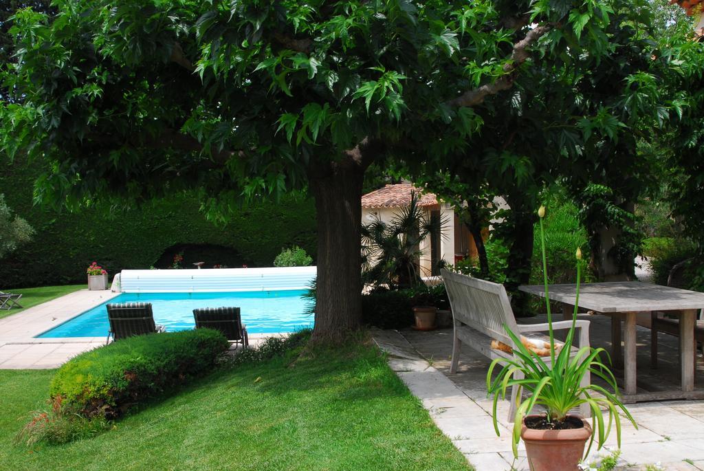 Le Mas Des Lauriers Bed and Breakfast Paradou Esterno foto