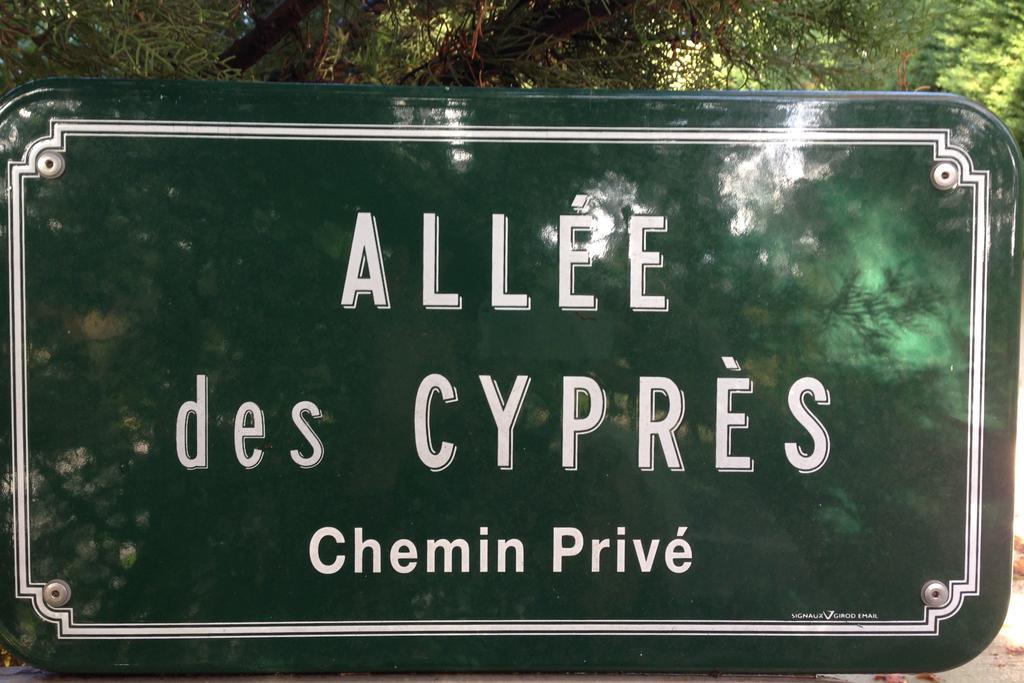 Le Mas Des Lauriers Bed and Breakfast Paradou Esterno foto
